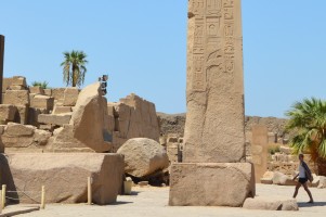 karnak_thutmose3_pedestal.jpg