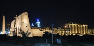 luxor_temple_nightview2.jpg